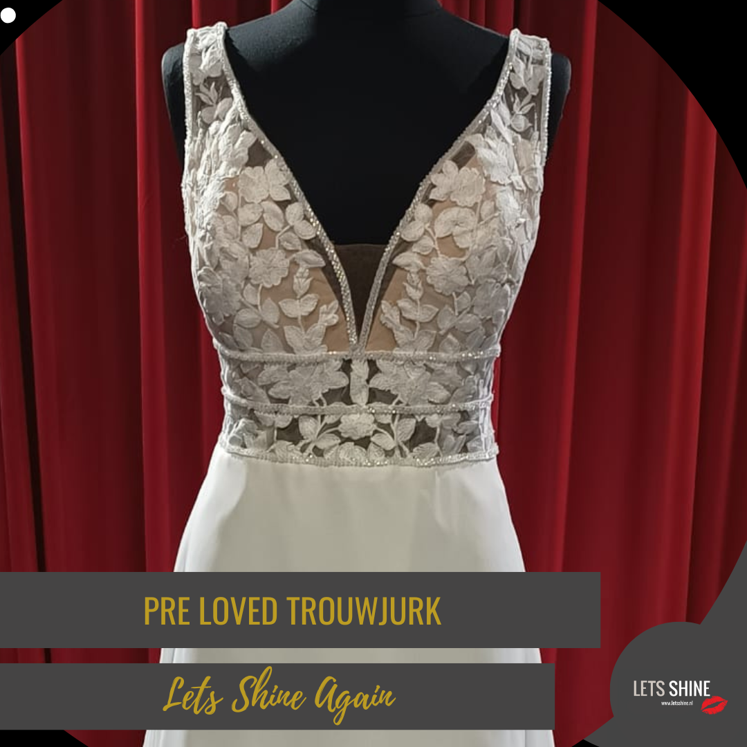 Tweedehands trouwjurk passen in de bruidswinkel Letsshine Cynthia Veenman