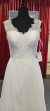 Load image into Gallery viewer, Outlet trouwjurk maat 36 kanten top gladde rok Alijn bruidsjurk passen en te koop in de winkel in Naaldwijk Westland Hoek van Holland en Maassluis 400 euro