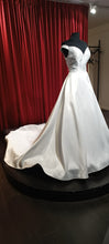 Load image into Gallery viewer, Betaalbare Eenvoudige Alijn trouwjurk met zakken te koop in Naaldwijk Zuid Holland maat 40 400 euro Zuid Holland regio Den Haag