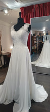 Load image into Gallery viewer, Betaalbare trouwjurk maat 36 400 euro Outlet zo goed als nieuw passen in de winkel in Naaldwijk s'Gravenzande Rotterdam Den Haag gelijk meenemen