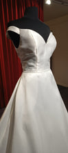 Load image into Gallery viewer, Goedkope Eenvoudige Alijn trouwjurk met zakken te koop in Naaldwijk Zuid Holland maat 40 400 euro Zuid Holland omgeving Rotterdan