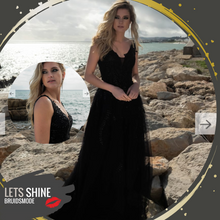 Load image into Gallery viewer, Zwarte trouwjurk voor de alternatieve bruid. Te koop en passen in de bruidswinkel in Naaldwijk - Den Haag - Rotterdam Zuid Holland, maat 46