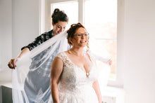 Load image into Gallery viewer, Haar accessoires voor de bruid, sluier in je kapsel Den Haag Rotterdam Delft en Naaldwijk