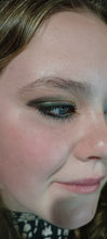 Load image into Gallery viewer, Groene smokey oogschaduw voor een blauw oog met oranje oogschaduw set. Maak de groene oogschaduw nat voor een eyeliner. Naaldwijk Westland