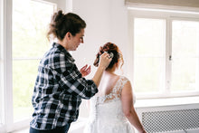 Load image into Gallery viewer, Bruidsmakeup en bruidskapsel Naaldwijk Delft en Den Haag, Delft Zuid Holland. Romantisch met bloemen in het haar een natuurlijk bruid. Op locatie de Veluwe. Proefsessie in Naaldwijk Westland