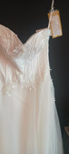 Load image into Gallery viewer, Betaalbare bruidsmode maat 48 trouwjurk strapless wit korset prinses 300 euro