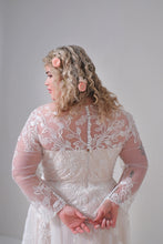 Load image into Gallery viewer, Plussize Trouwjurk met gesloten rug met doorzichtig kant en knoopje. Lange mouw passen maat 46 Naaldwijk Den Haag