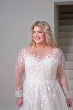 Load image into Gallery viewer, Plussize trouwjurk maat 50 passen te koop in Naaldwijk nabij Delftland en Leiden, knoopjes op de rug