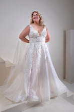 Load image into Gallery viewer, Trouwjurk voor een plussize bruid met glitter en kant, romantisch en sexy met een split en schouderbanden Naaldwijk Zoetermeer