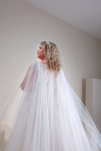 Load image into Gallery viewer, Plussize bruid trouwjurk met een cape uniek, anders en bijzonder. Naaldwijk Leiden