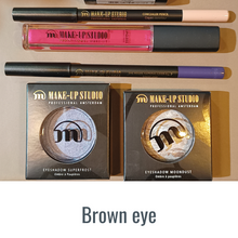 Load image into Gallery viewer, Make-up oogschaduw pakket voor bruine ogen. Paarse oogschaduw. Cadeau pakket leuk om te geven en te krijgen vrouw 40 jaar. Leren opmaken boek een workshop in de winkel in Naaldwijk Zuid Holland