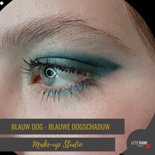 Load image into Gallery viewer, Blauwe oogschaduw bij een blauw oog in de winkel in Naaldwijk. Een open frisse en stoere feestelijk look voor de feestdagen. Make-up workshop Westland