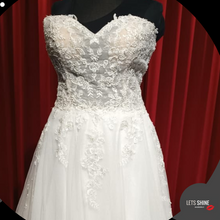 Load image into Gallery viewer, Plussize prinses glitter trouwjurk maat 48 600 euro te koop en passen in de winkel in Naaldwijk, Den Haag