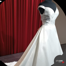 Load image into Gallery viewer, Eenvoudige Alijn trouwjurk met zakken te koop in Naaldwijk Zuid Holland maat 40 400 euro Zuid Holland