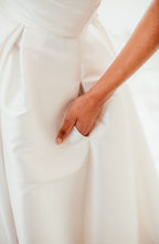 Load image into Gallery viewer, Sanna Lindstrom - Trouwjurk Hailey - maat 42