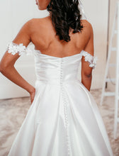 Load image into Gallery viewer, Sanna Lindstrom - Trouwjurk Hailey - maat 42