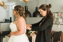 Load image into Gallery viewer, Bruid haar en make-up aan huis incl helpen met aankleden bruidsstylist Delft Den Haag Westland. Proefsessie in de winkel in Naaldwijk Zuid Holland