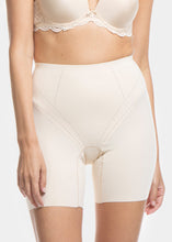 Load image into Gallery viewer, Platte buik en geen scheurende benen door dit corrigerende broekje Naaldwijk Westland