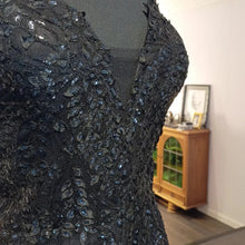 Load image into Gallery viewer, Zwarte trouwjurk voor de alternatieve bruid. Te koop en passen in de bruidswinkel in Naaldwijk - Den Haag - Rotterdam Zuid Holland, maat 46 Alijn met kant en glitter