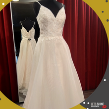 Load image into Gallery viewer, Outlet Sale Betaalbare Bruidsmode prinses trouwjurk, soft pink blush met kanten top en glitter maat 42 400 euro. Passen in de winkel in Naaldwijk Westland