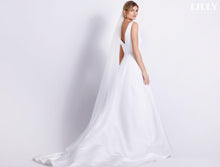 Load image into Gallery viewer, Trouwjurk met zakken geen kant, eenvoudig maat 44 Lilly Westland Zuid Holland. Passen in de winkel in Naaldwijk