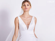 Load image into Gallery viewer, Trouwjurk maat 44 eenvoudig less is more goedkoop outlet Delft Zuid Holland te koop in de winkel in Naaldwijk