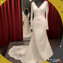 Load image into Gallery viewer, Outlet bruidsmode betaalbare trouwjurken passen en kopen in de winkel in Naaldwijk Westland Zuid Holland maat 38 lange mouw