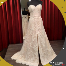 Load image into Gallery viewer, Besparen op je bruiloft kies een betaalbare / goedkope trouwjurk in Zuid Holland. Kopen en passen in de Bruidswinkel in Naaldwijk Westland