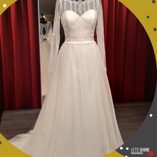 Load image into Gallery viewer, Betaalbare bruidsmode, duurzaam. Oulet en Sale. Tweedehands trouwjurken Kringloop passen en kopen in de winkel in Naaldwijk. Met lange mouw maat 40 400 euro