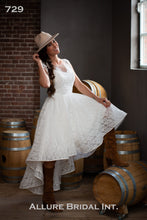 Load image into Gallery viewer, Korte witte trouwjurk met kant voor een buiten boerderij bruiloft maat 40. Passen in de bruidswinkel in Naaldwijk Zuid Holland nabij Den Haag