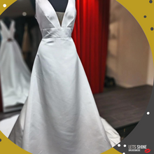 Load image into Gallery viewer, Eenvoudig trouwjurk zonder kant met zakken outlet gelijk leverbaar maat 44 Naaldwijk Zuid Holland