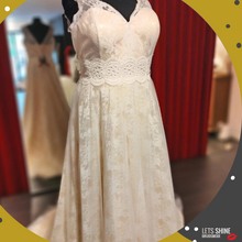 Load image into Gallery viewer, Betaalbare bruidsmode voor de plussize bruid met een maatje meer. Maat 50 te passen in de winkel in Naaldwijk - Westland. Romantisch en vintage
