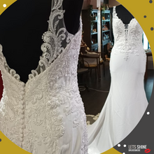 Load image into Gallery viewer, Fit en Flair trouwjurk met kanten top, gladde rok en een lange sleep. Maat 40 te passen in de bruidswinkel in Naaldwijk Westland Zuid Holland