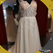 Load image into Gallery viewer, Betaalbare bruidsmode voor de plussize bruid met een maatje meer. Maat 48 te passen in de winkel in Naaldwijk - Westland. Romantisch met een mouw