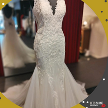 Load image into Gallery viewer, Trouwjurk strak maat 44 met kant en glitters te koop en passen in de winkel in Naaldwijk Zuid Holland Westland