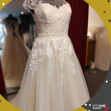 Load image into Gallery viewer, Outlet Sale trouwjurk plus size grote maat passen in de bruidswinkel in Naaldwijk Delft Schiedam