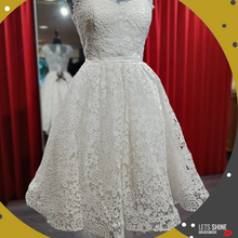 Load image into Gallery viewer, Korte witte trouwjurk met kant voor een boerderij bruiloft maat 40. Passen in de bruidswinkel in Naaldwijk Zuid Holland