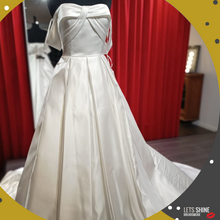 Load image into Gallery viewer, Strapless prinses trouwjurk klassiek elegant en modern, passen en te koop in de bruidswinkel in Naaldwijk Zuid Holland.