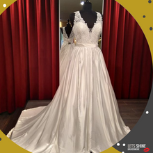 Load image into Gallery viewer, Zoek jij een tweedehands outlet betaalbare trouwjurk in het Westland. Kijk dan in de winkel in Naaldwijk letsshine bruidsmode rondom delft