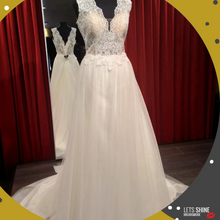 Load image into Gallery viewer, Boho vintage Alijn trouwjurk met een kanten top en een tulle rok, maat 42 te koop en passen in de winkel in Naaldwijk Westland