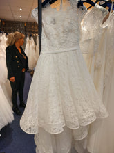 Load image into Gallery viewer, Korte witte trouwjurk met kant voor een boerderij bruiloft maat 40. Passen in de bruidswinkel in Naaldwijk Zuid Holland Nabij Delft en Rijswijk
