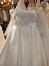 Load image into Gallery viewer, Strapless prinses trouwjurk klassiek elegant en modern, passen en te koop in de bruidswinkel in Naaldwijk - Rotterdam - Zuid Holland.