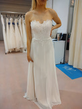 Load image into Gallery viewer, Trouwjurk voor een recht lichaam. Recht model trouwjurk maat 42 te koop in de bruidswinkel in Naaldwijk voor 500 euro. Nabij Rotterdam en hoek van holland