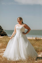 Load image into Gallery viewer, Plussize bruidsjurk maat 48 straples met kant en glitter. Rijgsluiting. Te koop en passen in de winkel in Naaldwijk prijs 1500 euro