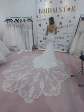 Load image into Gallery viewer, Betaalbare bruidsmode passen en kopen in de winkel in Naaldwijk op afspraak. Regio Den Haag, Leiden en Voorburg