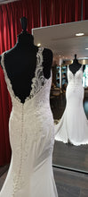 Load image into Gallery viewer, Fit en Flair trouwjurk met kanten top, blote rug, gladde rok en een lange sleep. Maat 40 te passen in de bruidswinkel in Naaldwijk Westland nabij Den Haag en Rotterdam Zuid Holland