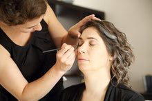 Load image into Gallery viewer, Natuurlijke bruidsmakeup aan huis Leiden, Den haag Delft en kapsel