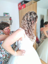 Load image into Gallery viewer, Bruidskapsel en visagie aan huis voor de bruid. Compleet pakket voor een goede prijs incl helpen met aankleden aan huis