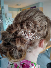 Load image into Gallery viewer, Make-up en Haar voor de bruid aan huis, zelf doen kan ook, is dan een andere prijs. In Den Haag Westland en Rotterdam. Romantisch met een vlecht en accessoires of verse bloemen in het haar. Naaldwijk Zuid Holland