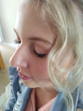 Load image into Gallery viewer, Bruidsmakeup Delft aan huis. Bruid haar en make-up Proefsessie in Naaldwijk. Styling op locatie omgeving Westland, Den Haag Zuid Holland.